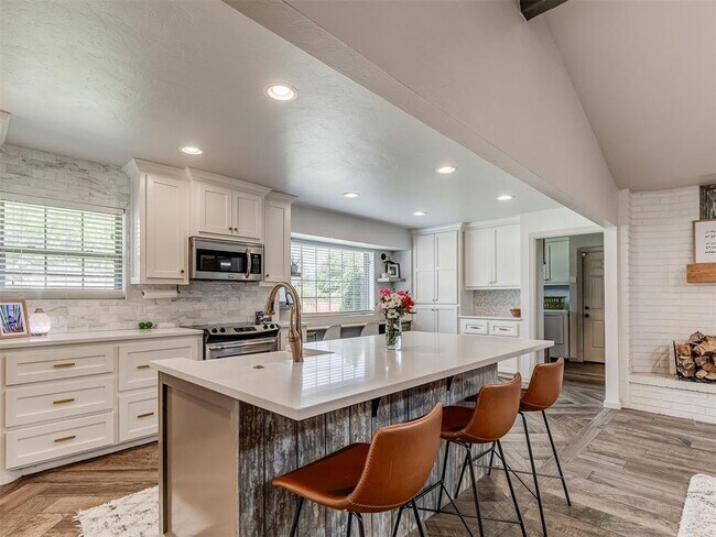 Building Photo - 801 Rock Hollow Rd