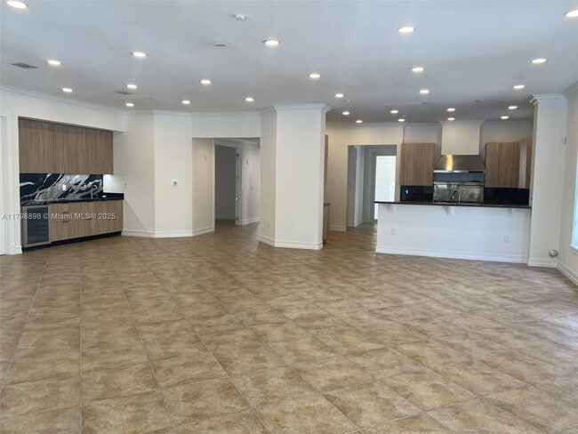 Building Photo - 2422 S Miami Ave