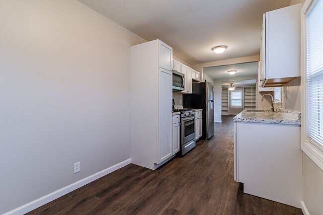 Building Photo - 210 S Victor St