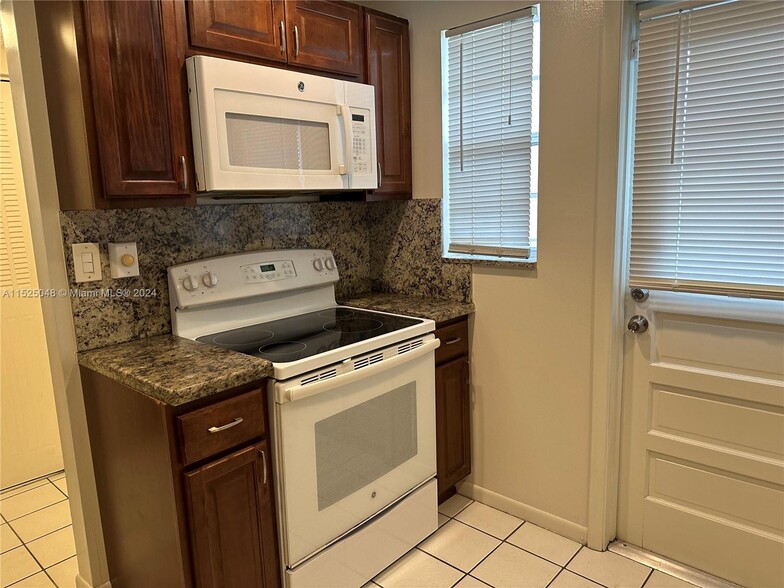 Building Photo - 8121 SW 24th Ct