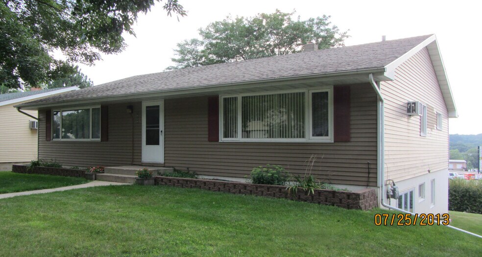Front of 4-Plex - Unit 1 is on the left. - 1929 3rd Ave NE