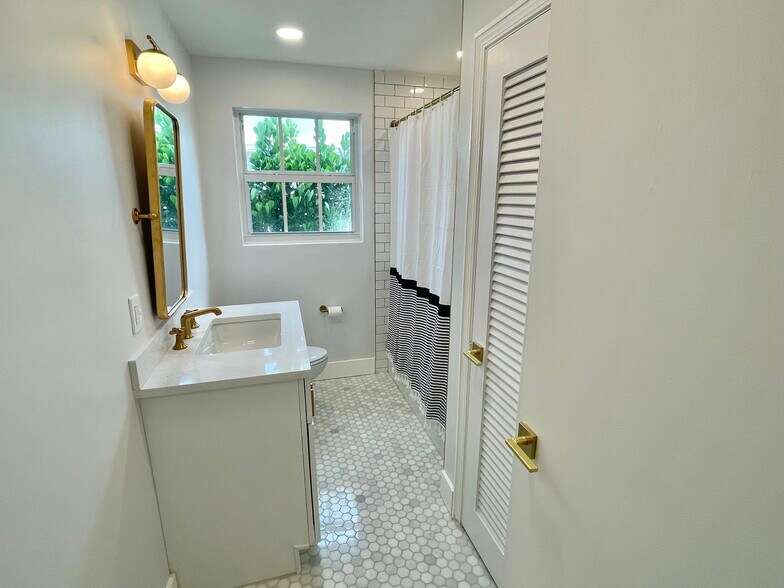 Building Photo - 360 Alhambra Pl