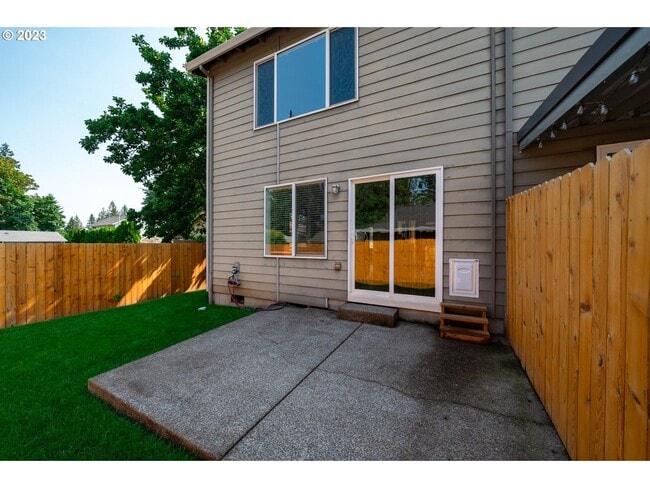 Building Photo - Stunning townhouse in Canby- 3 bed / 2.5 b...