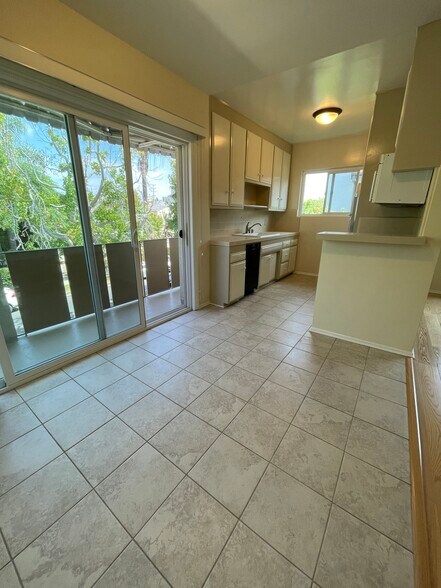 3 - 1115 Rexford Dr