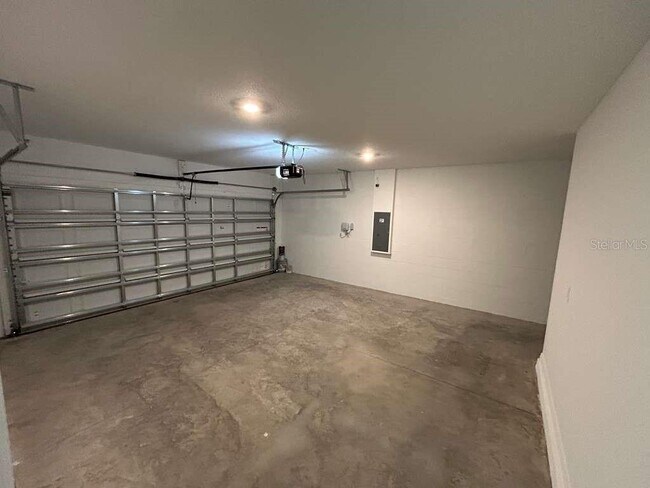 Building Photo - 1140 Hour Glass Rd