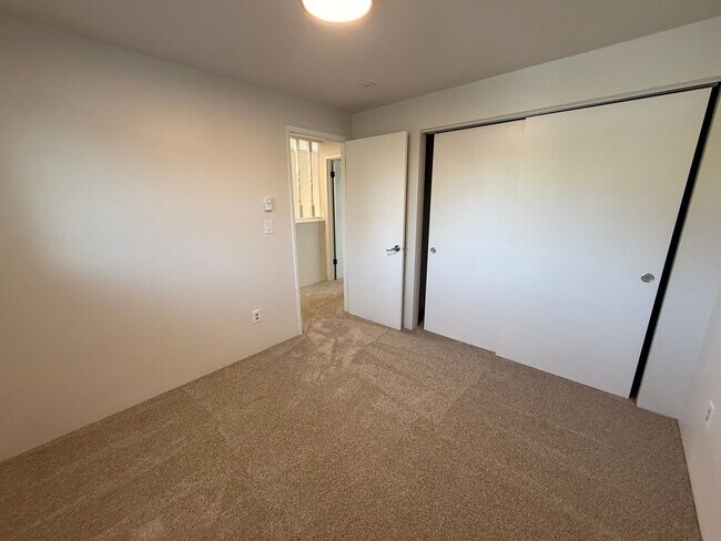 Building Photo - Fully Remodeled 2-Bedroom in Quiet Everett Four-Plex