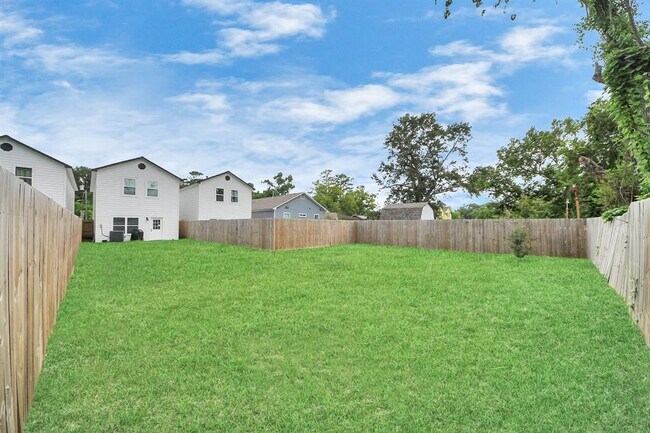 Building Photo - 4613 Ireland St