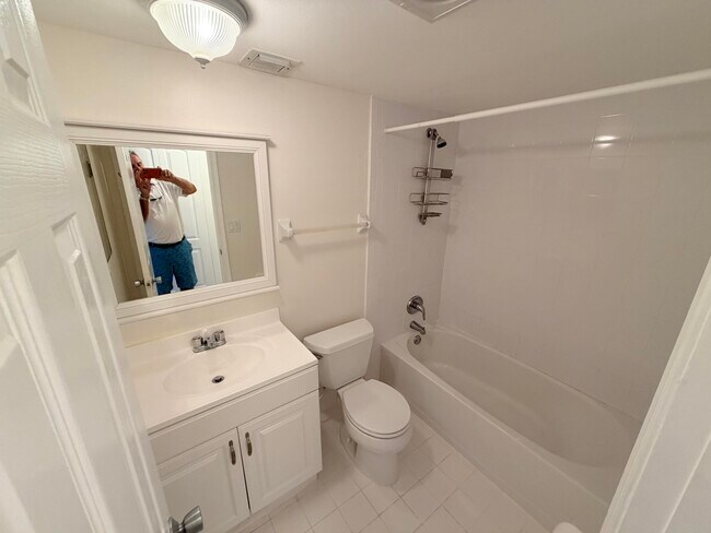Building Photo - 9230 Lagoon Pl