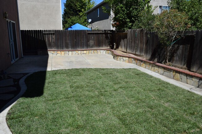 Building Photo - Tracy Home Available in Desirable Edgewood...