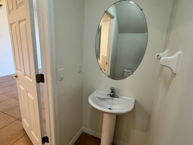 Building Photo - 860 Hampton Cir