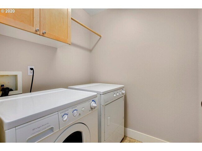Building Photo - Bright Bull Mountain Townhome - Hardwoods, Granite, Private Patio, Garage, and more!
