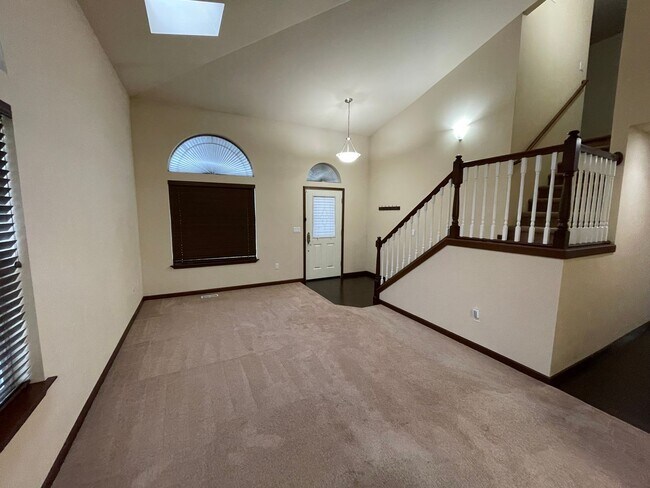 Building Photo - Gorgeous, Spacious Home Close to Everything!