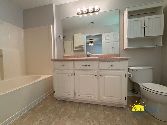 Building Photo - Great 3 Bedroom Home in Fort Walton Beach!