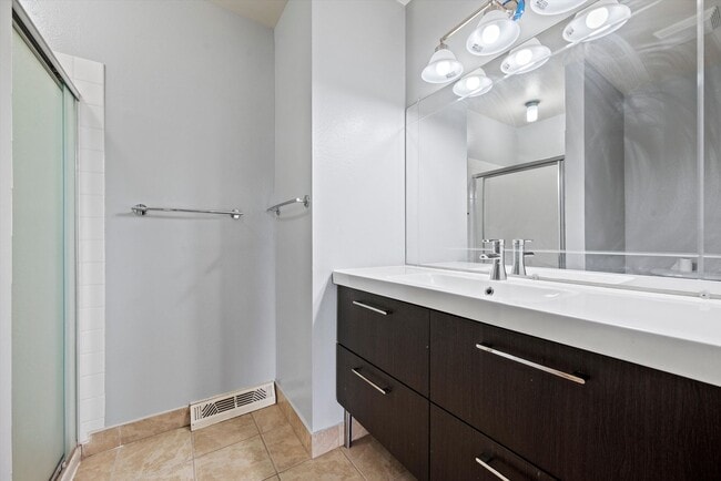 Building Photo - 651 S Xenon Ct