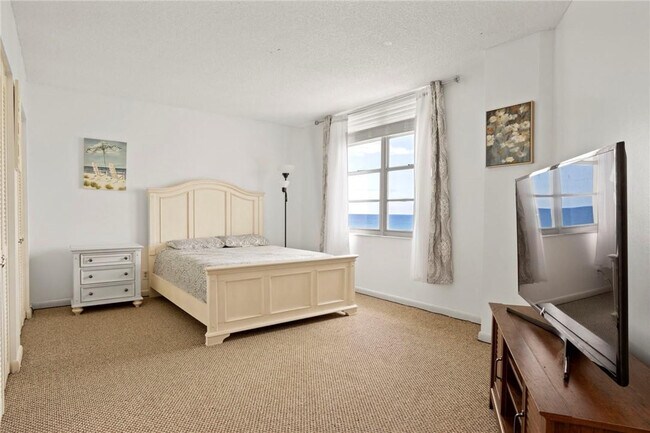 Building Photo - 3725 S Ocean Dr