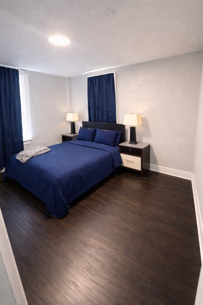 Building Photo - 818 Broad St