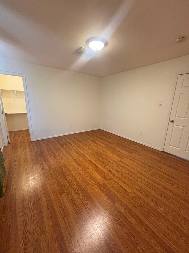 Building Photo - 572 Lenrey Ave