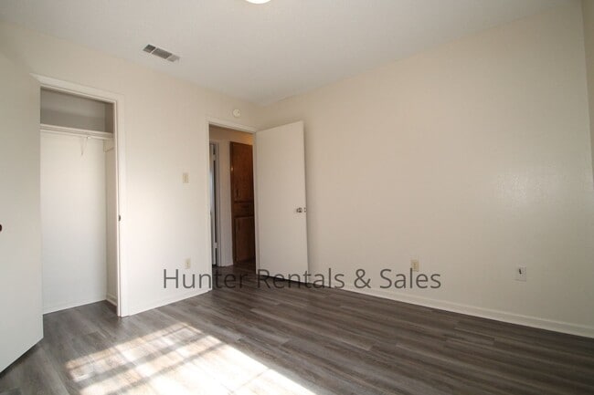 Building Photo - Rent Me Now!