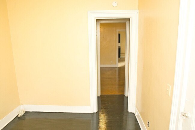 Building Photo - 865-869 Clifford