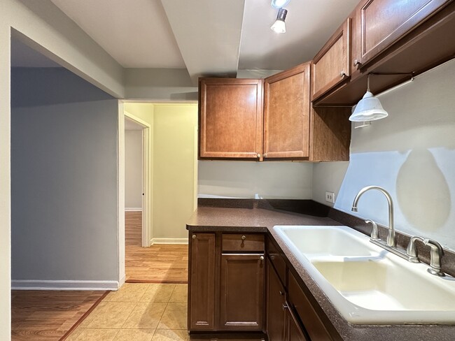 Building Photo - 450 W Wellington Ave