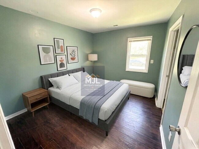 Building Photo - Spacious 3 Bedroom / 1 Bath Apartment in Sugar Creek *Ready Now*