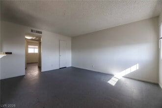 Building Photo - 1404 E Mesquite Ave