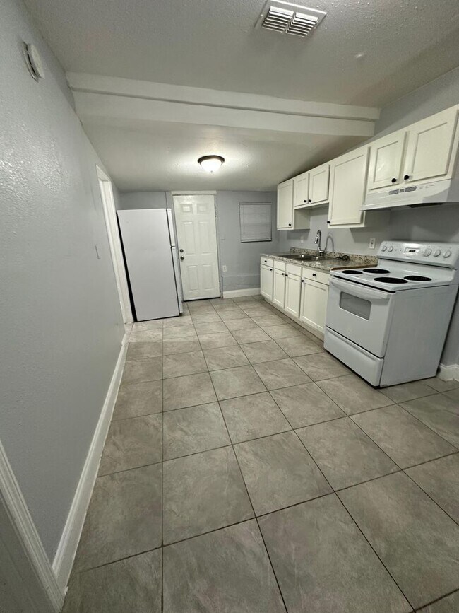 Building Photo - Fully Renovated 3/1 Single Family House Available for Immediate Rent!