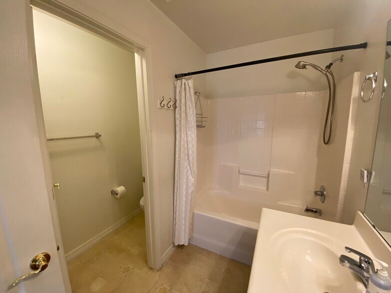 Building Photo - 17424 W Rimrock St