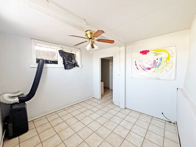 Building Photo - 504 E Ave East