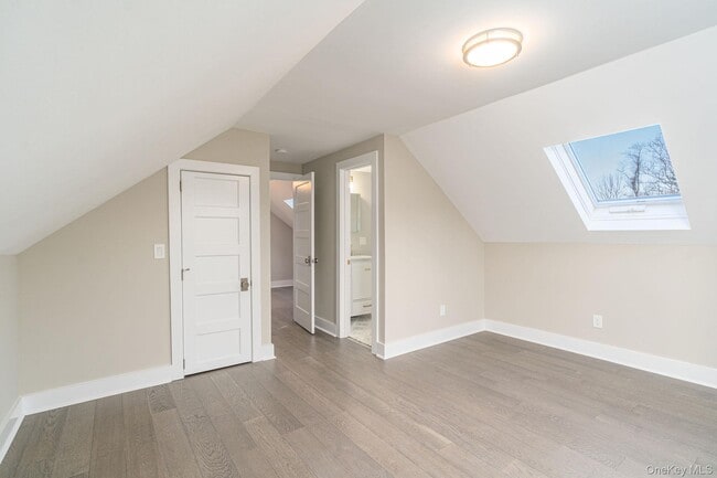 Building Photo - 970 Village Ln