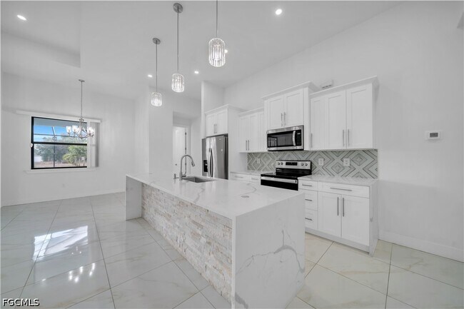 Building Photo - 24 Chiquita Blvd S