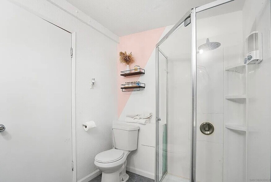 Master bathroom - 577 Florence St