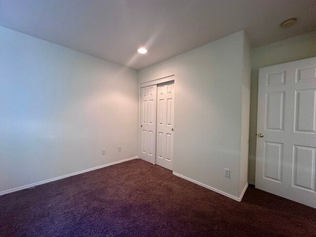 Building Photo - Charming Duplex 3 Bed 2 Bath w/ Double Car Garage and a Beautiful View in Portland!