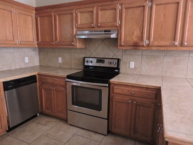 Building Photo - Great 3 Bedroom, 2 Bath Home - No Carpet