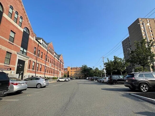 Building Photo - 1022 Hancock St