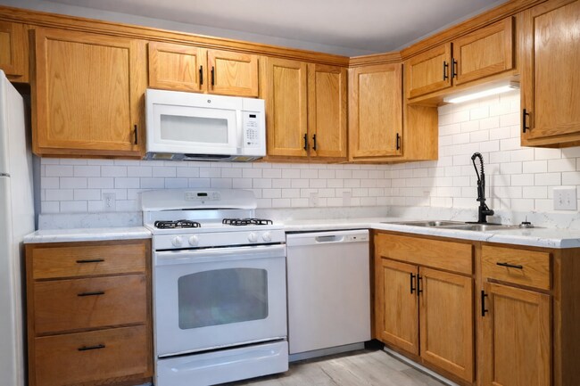 Building Photo - 2 Bedroom, 1 Bath - ALL BRAND NEW!!