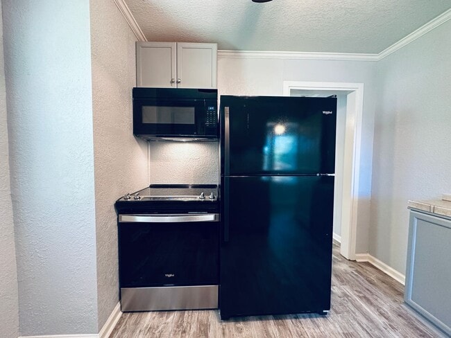 Building Photo - Delightful Upgraded 2-Bedroom Bungalow with New Appliances and Central A/C (Lawn Maintenance Incl...