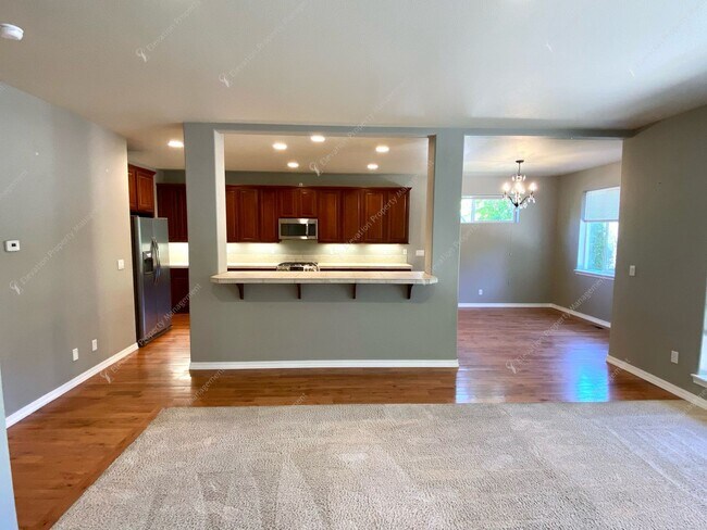 Building Photo - Spacious Corner Home in Prime SW Bend Loca...