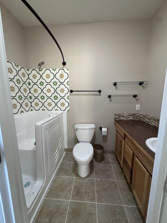 Building Photo - Single-family 3-bedroom home in a desirable neighborhood in town!