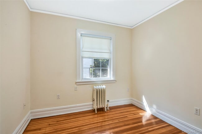 Building Photo - 806 Pelhamdale Ave