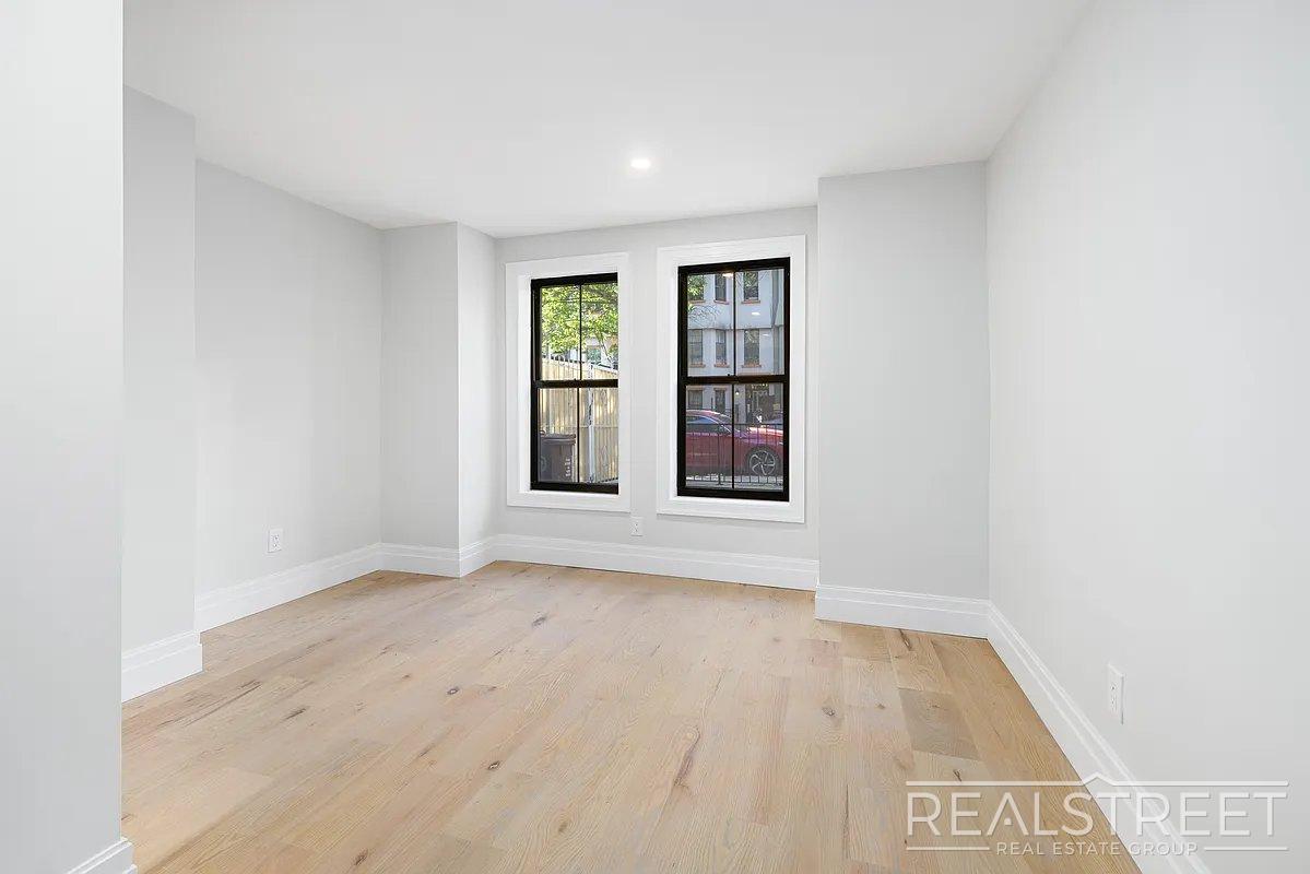 Building Photo - Stunning Spacious 2 Bed Garden Apt!