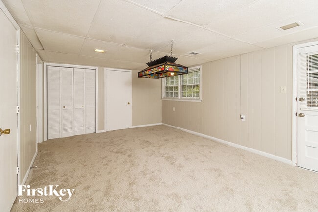 Building Photo - 2909 Stratford Dr