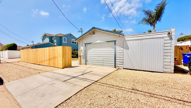 Building Photo - Darling Single Story Home, Blocks from the Beach, Amazing Location, & Close to Everything!