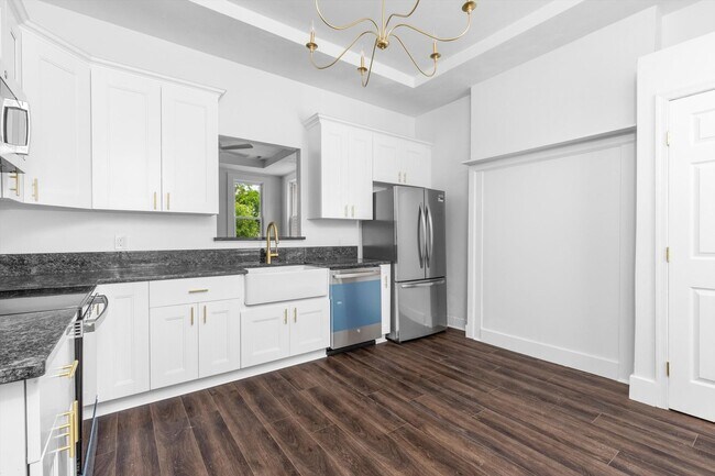 Building Photo - Where Vintage Vibes Meet Modern Mojo—Rent This Rare Historic 4BR/2BA Duplex in Norfolk’s Park Place
