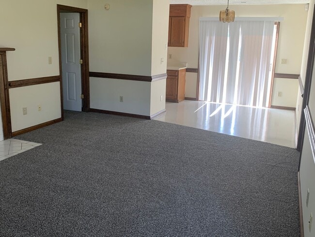 Building Photo - Beautiful home located right outside City ...