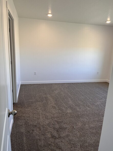 Building Photo - 1022 W Broadleaf Dr