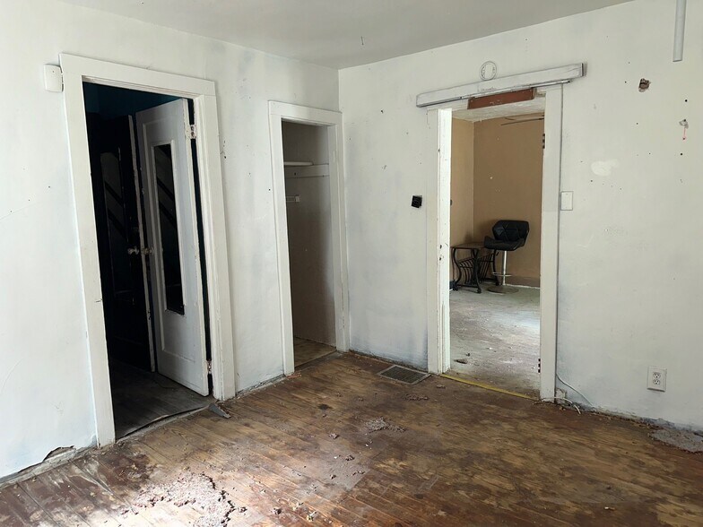 Building Photo - 2618 E Garfield Ave