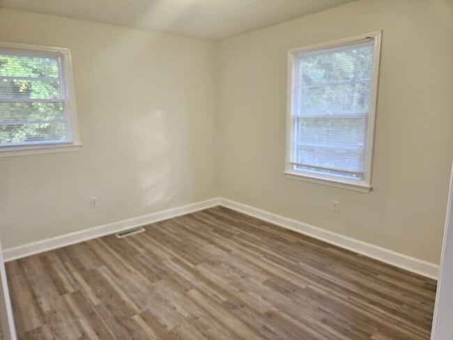 Building Photo - 1445 Pine Spring Dr