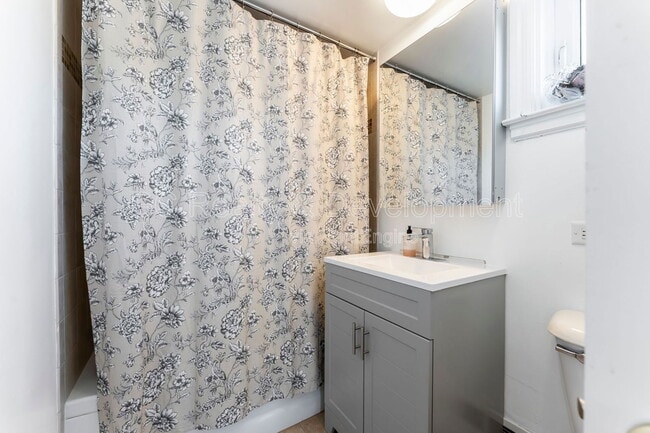 Building Photo - 3309 N Leavitt St