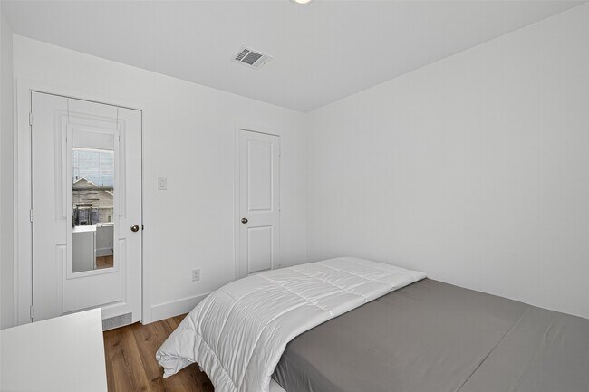 Building Photo - 27615 Village Cir Dr